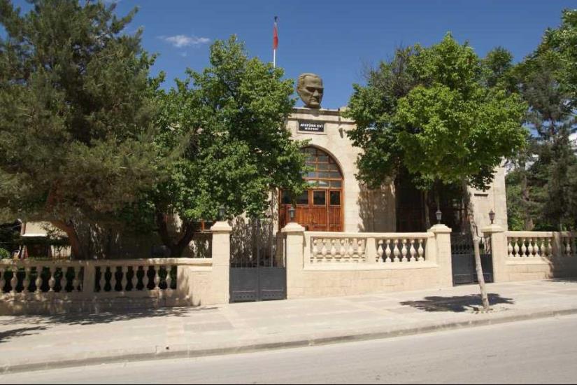 Mustafa Kemal Atatürk'ün Malatya’ya ilk geldiğinde bir gece kaldığı Eski Türk Ocağı ve Halkevi binasının giriş katında bulunan iki odalı bina, Atatürk'ün doğumunun 100. yılında DSİ tarafından restorasyonu yapılıp Atatürk Evi olarak ziyarete açılmıştır. 