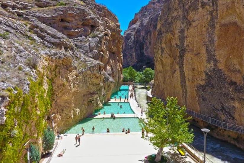 Darende’de Şeyh Hamid-i Veli Somuncu Baba Külliyesi civarında Tohma Kanyonu içerisinde bulunan Kudret Havuzu serinlemek isteyen misafirlerin uğrak yeri haline geldi. 